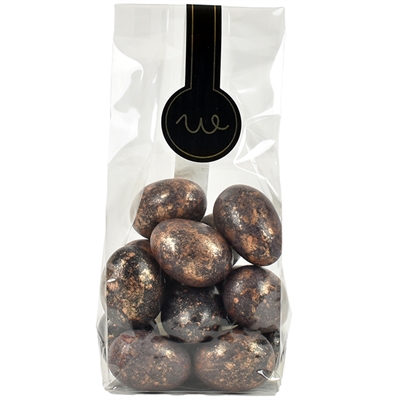 Black amber almonds - pose